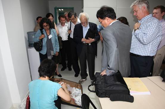 说明: 会后各位专家参观CHARLS项目办公室.JPG