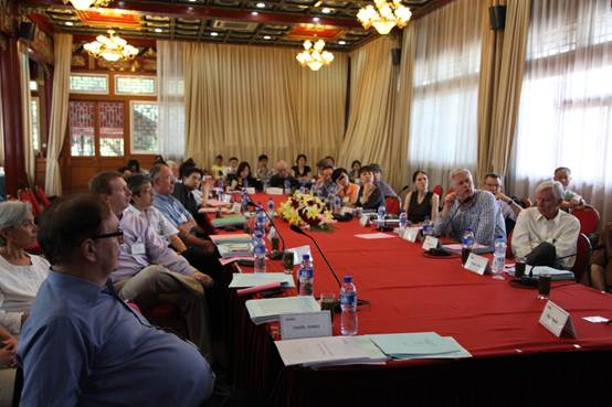 说明: 会议讨论.JPG