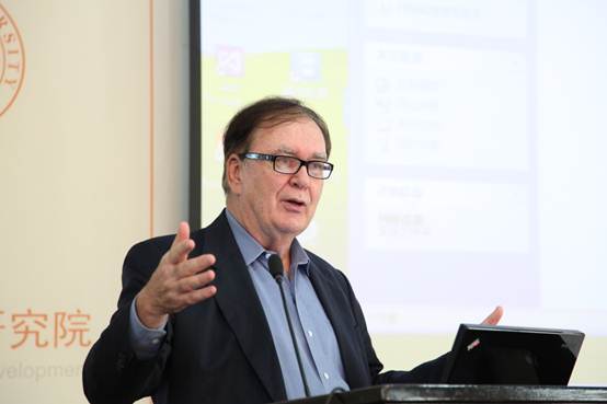 说明: 美国兰德公司高级经济学家James Smith在开幕中的讲话.JPG