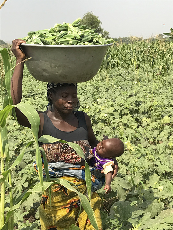 张晓波－背孩子耕作的尼日利亚母亲